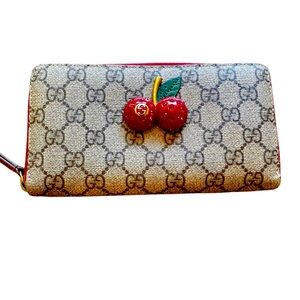 🍒Gucci GG Canvas Wallet with Cherry Accent🍒